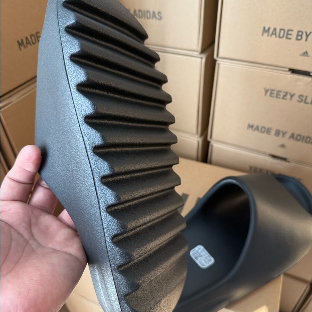 Yeezy Black Slide Sandals
Size 10
New
No box
+$10 to include box (total $63) - Picture 3 of 4